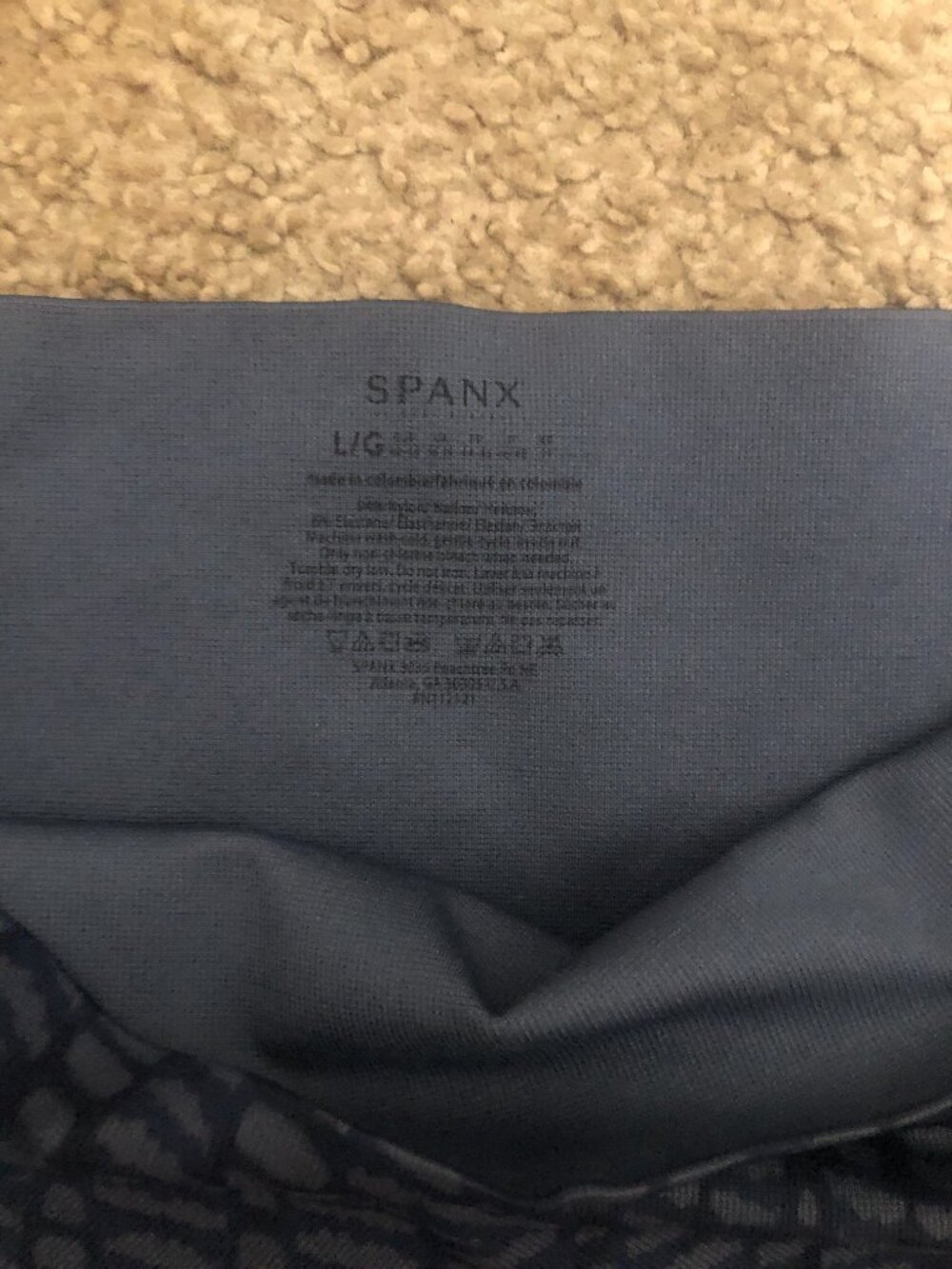 Spanx Look at Me Now Seamless Leggings in the Indigo Geo print. Size L - Picture 7 of 8